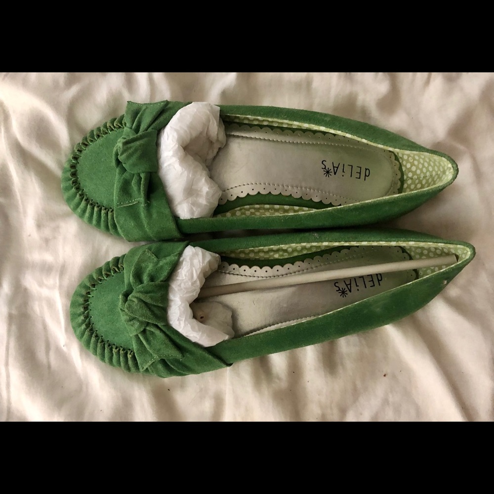 NEW! Leaf green suede moccasins Delias